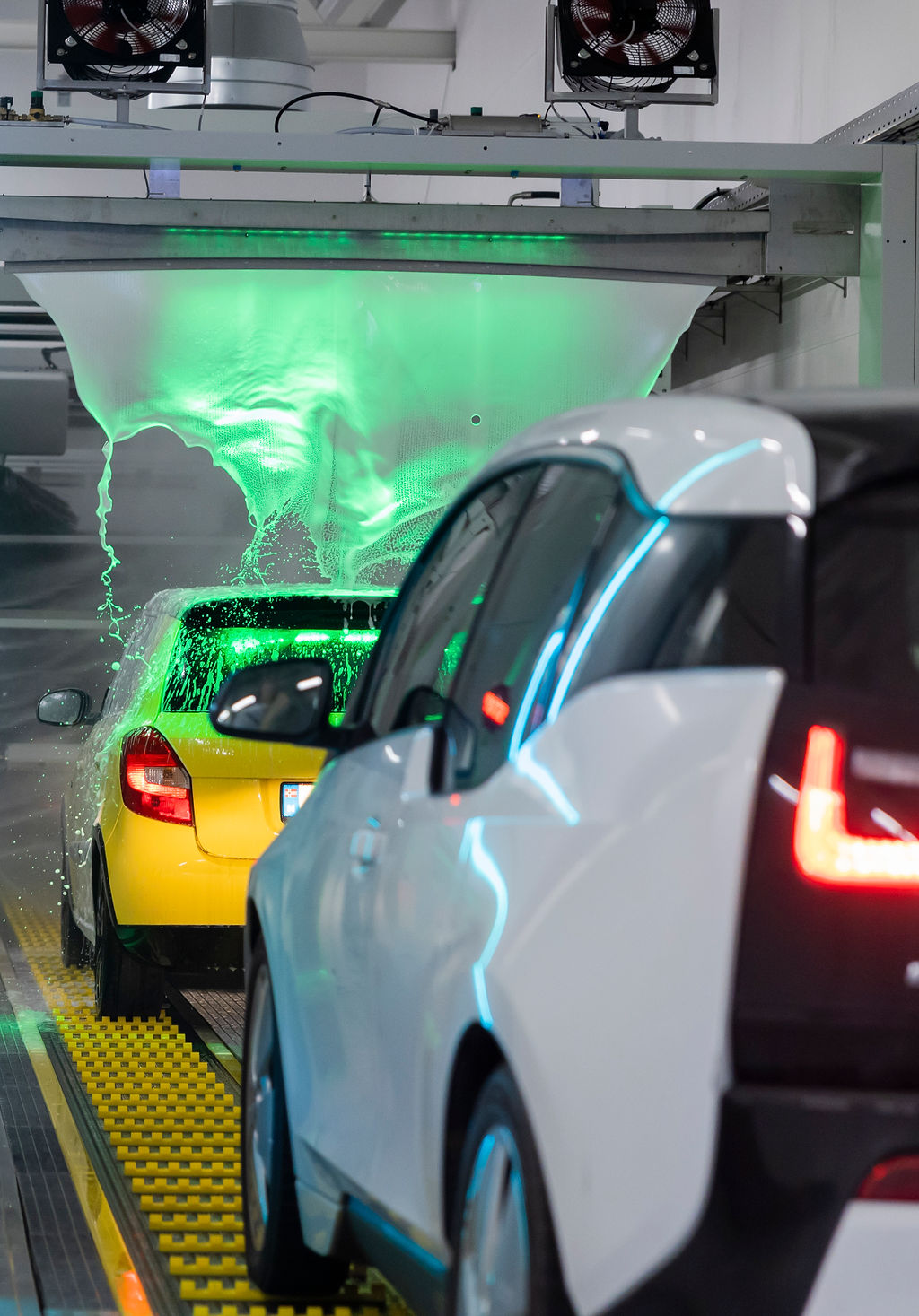 Bil i vaskegate hos Dive In Carwash